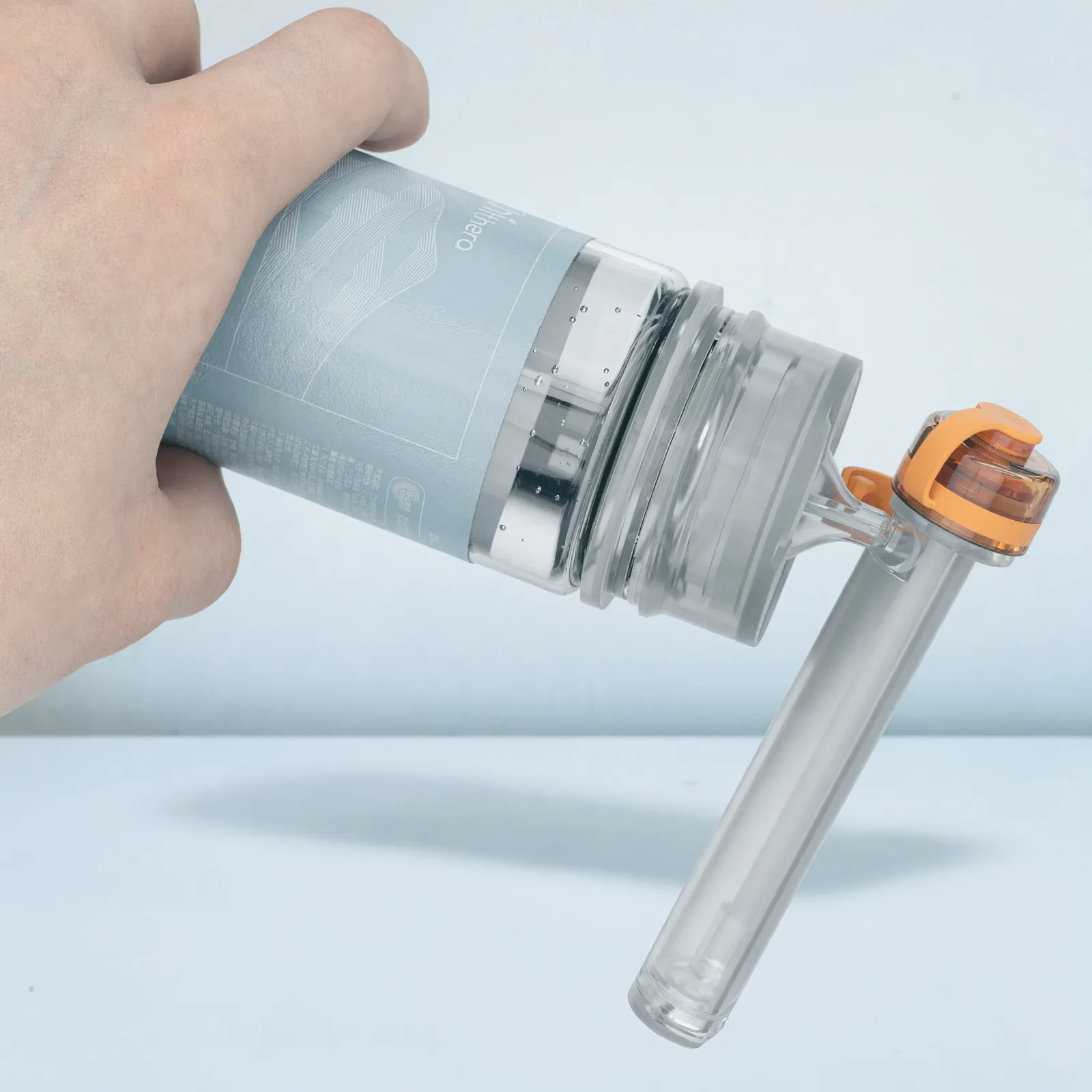 Pouring Zhithera 100ml fragrance oil into a diffuser cartridge